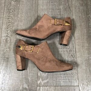 AEROSOLES “Heels Rest” Ankle Boots Size 10.5W